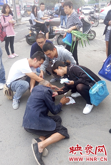 一些愛心市民在撥打了110和120后，上前給老人擦臉上的血跡。