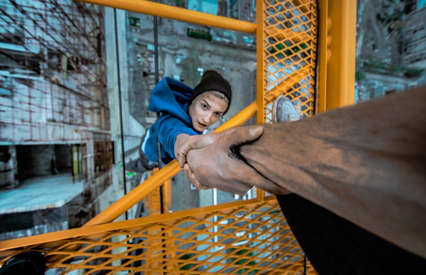 恐高癥慎入！俄羅斯小伙高空跑酷炫特技驚險萬分