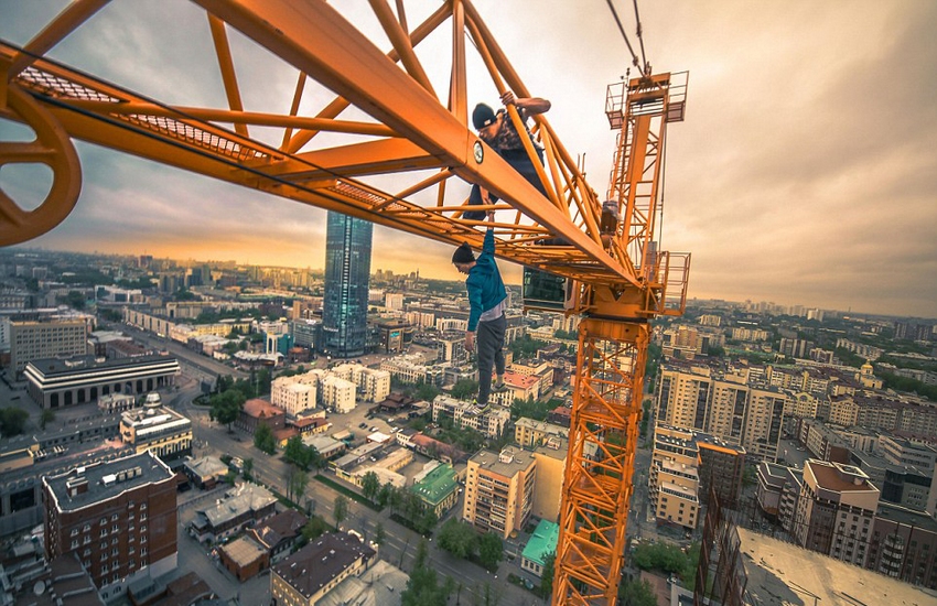 恐高癥慎入！俄羅斯小伙高空跑酷炫特技驚險萬分