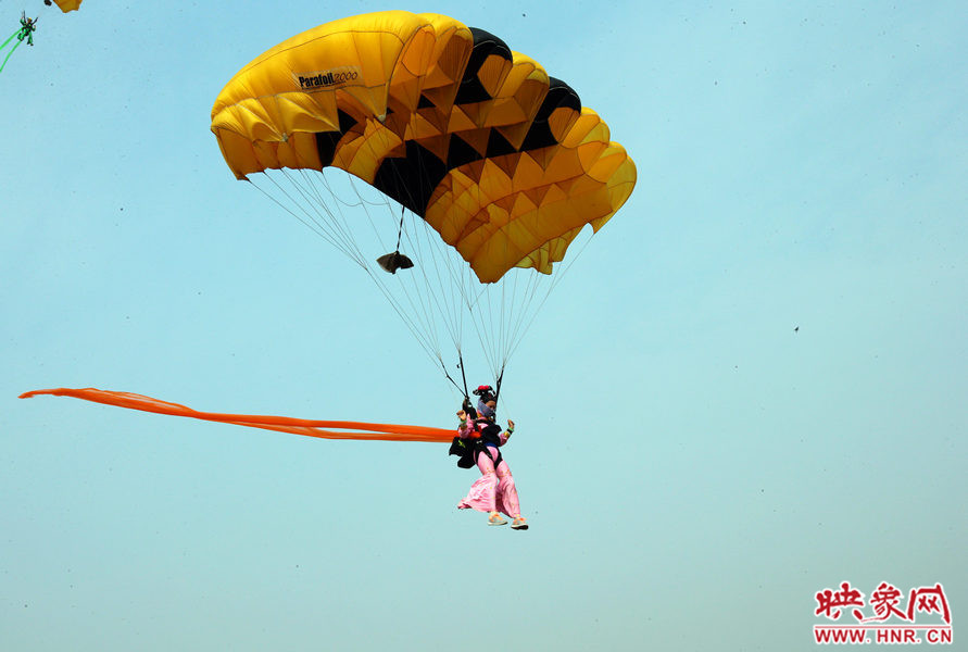 2015鄭州航展現(xiàn)場“仙女下凡” 觀眾直呼太贊了 2015鄭州航展現(xiàn)場“仙女下凡” 觀眾直呼太贊了