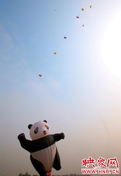 2015鄭州航展現(xiàn)場“仙女下凡” 觀眾直呼太贊了 2015鄭州航展現(xiàn)場“仙女下凡” 觀眾直呼太贊了