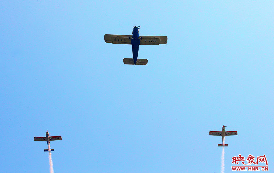 2015鄭州航展現(xiàn)場“仙女下凡” 觀眾直呼太贊了 2015鄭州航展現(xiàn)場“仙女下凡” 觀眾直呼太贊了