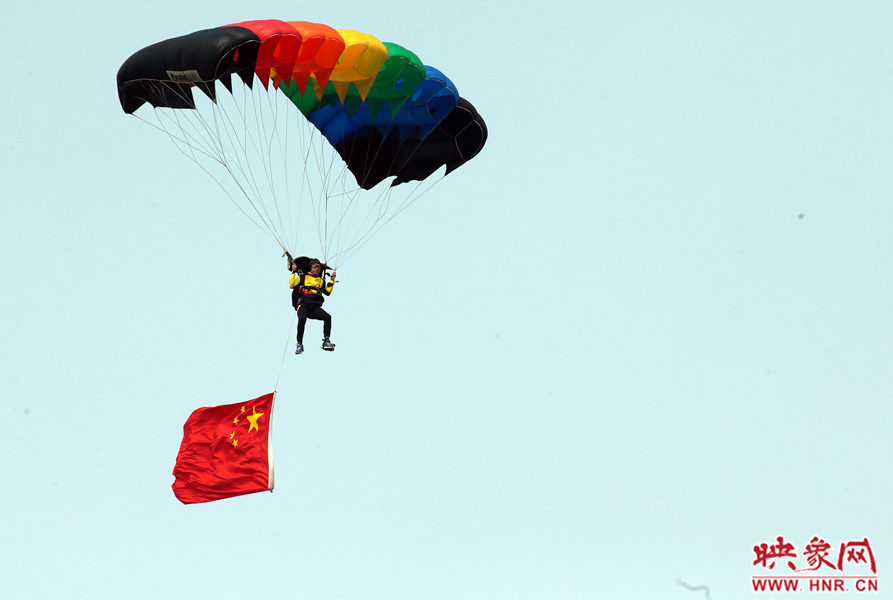 2015鄭州航展現(xiàn)場“仙女下凡” 觀眾直呼太贊了 2015鄭州航展現(xiàn)場“仙女下凡” 觀眾直呼太贊了