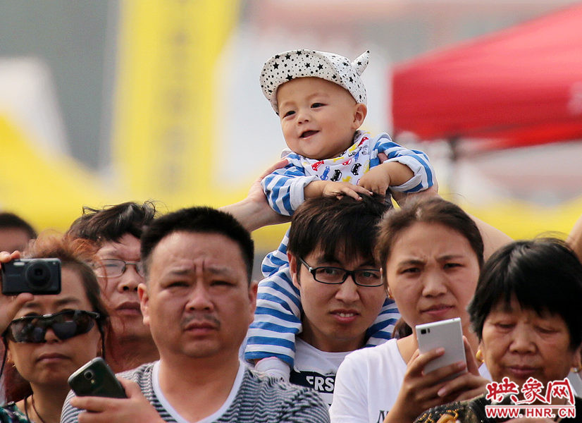 2015鄭州航展現(xiàn)場“仙女下凡” 觀眾直呼太贊了 2015鄭州航展現(xiàn)場“仙女下凡” 觀眾直呼太贊了