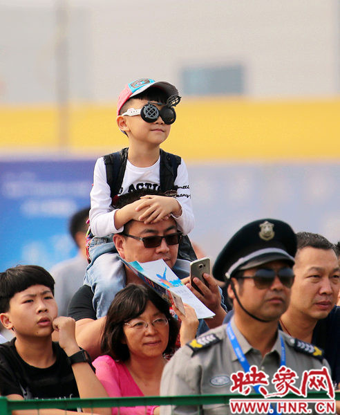 2015鄭州航展現(xiàn)場“仙女下凡” 觀眾直呼太贊了 2015鄭州航展現(xiàn)場“仙女下凡” 觀眾直呼太贊了