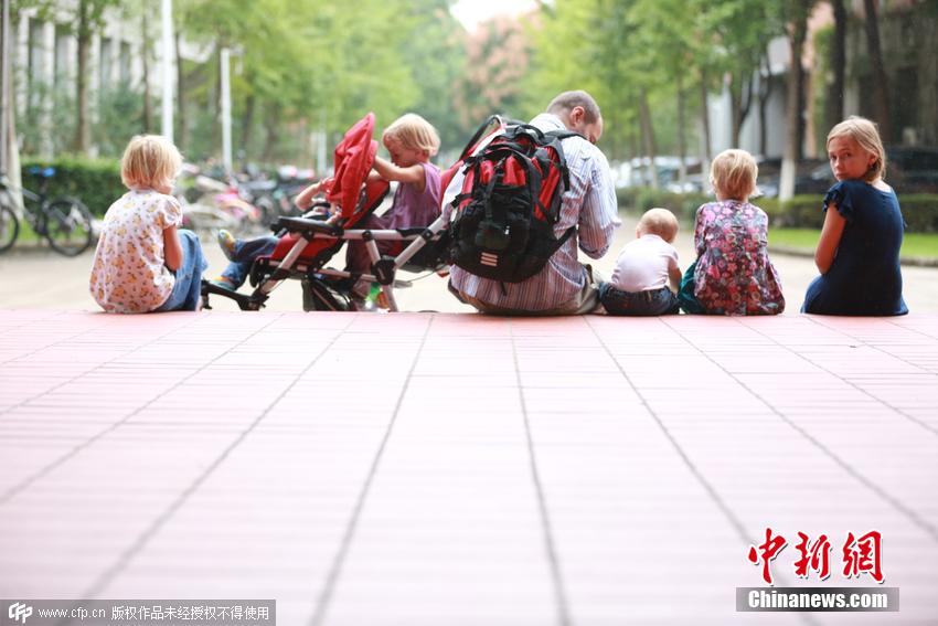 波蘭夫妻癡迷中國(guó)文化 帶著六個(gè)女兒來(lái)留學(xué) 波蘭夫妻癡迷中國(guó)文化 帶著六個(gè)女兒來(lái)留學(xué)