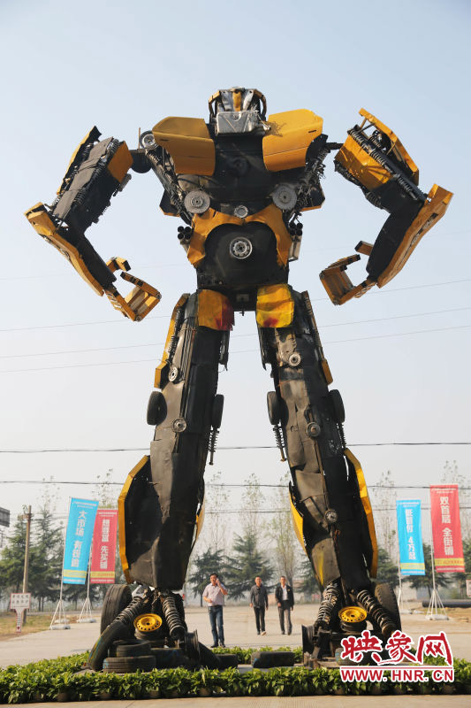 10月14日，一只高18米、寬8米的“變形金剛”矗立在河南省平頂山市寶豐縣一家企業(yè)門前。