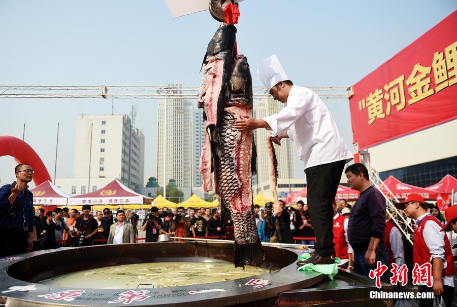河南鄭州，一個直徑3.15米，深0.7米，可容納3噸高湯的“中原第一鍋”現(xiàn)場烹煮火鍋盛宴。