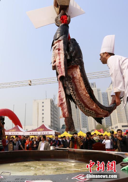 廚師對魚肉進行處理。 圖片來源：CFP視覺中國