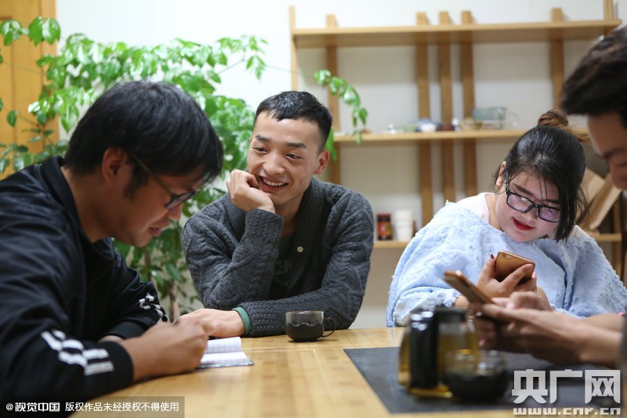 網(wǎng)絡(luò)紅人葉良辰現(xiàn)身浙江臺州，接受記者的專訪。