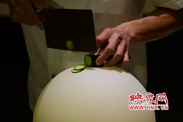 在面團氣球上切菜。