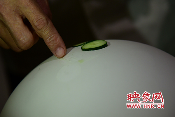 在面團氣球上切菜。