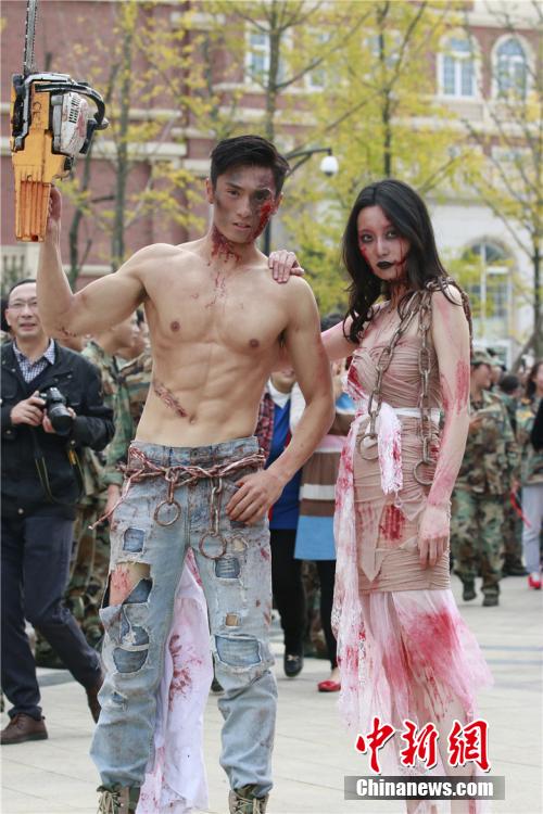 男神教師扮“鬼”學生稱其為“史上顏值最高男鬼”。何浠 攝