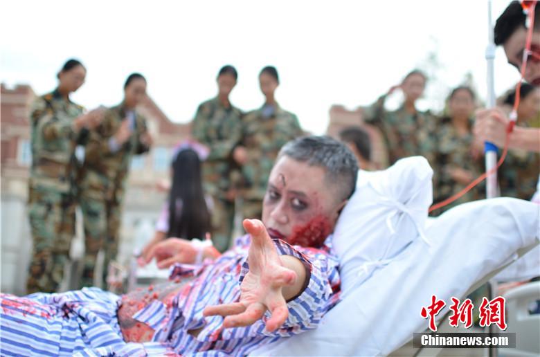 該校院長也參與其中，與學生共同嗨翻校園。 何浠 攝