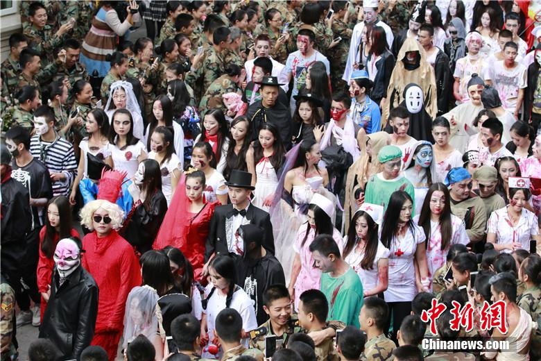 校園“萬圣節(jié)”恐怖化妝派對讓“群鬼”聚集。 何浠 攝