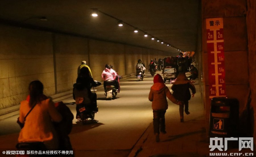 寫完作業(yè)，小一航與鄰居的小伙伴在大橋下玩耍。