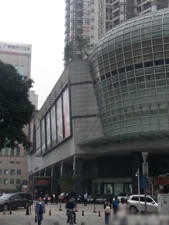 一輛停在停車位上的寶馬轎車，被墜落的樹枝砸中，樹枝徑直插入車內，現(xiàn)場引發(fā)不少市民圍觀拍照。