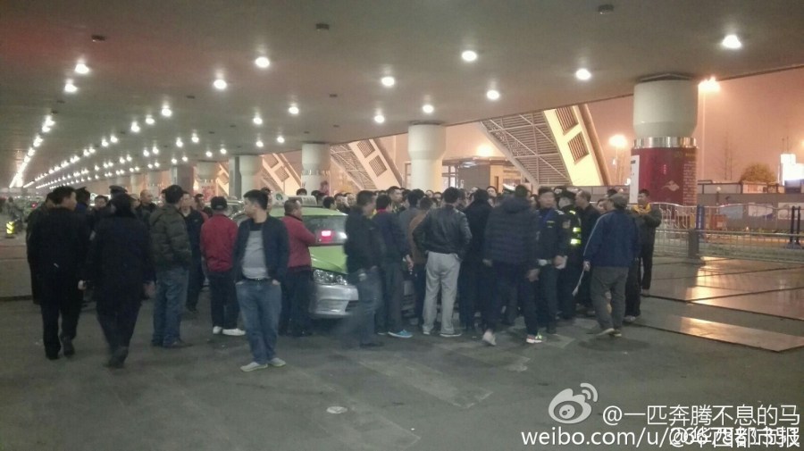 機場后調(diào)配10多輛機場大巴運送旅客進城。