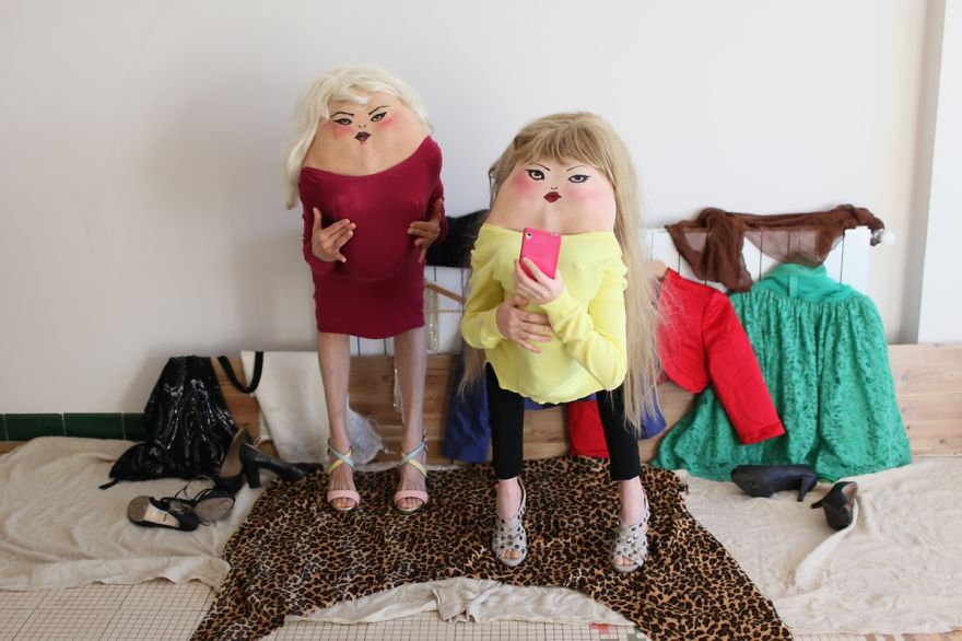 奇葩攝影師拍攝“新生物”:后背畫臉 奇葩攝影師拍攝“新生物”:后背畫臉