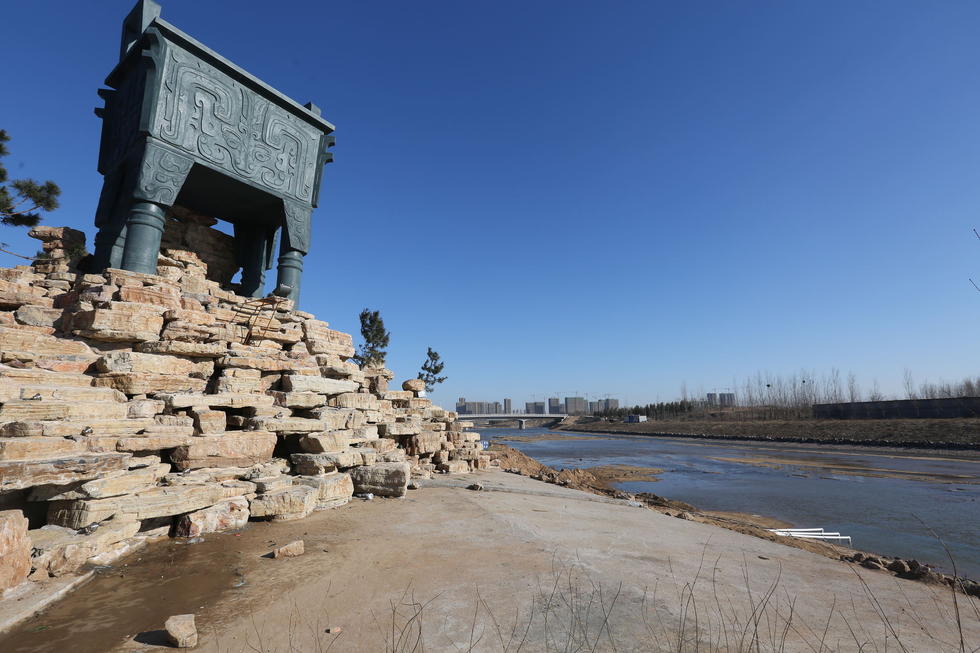 鄭州河邊建十米高銅鼎無防護(hù) 網(wǎng)友:不怕淹了？