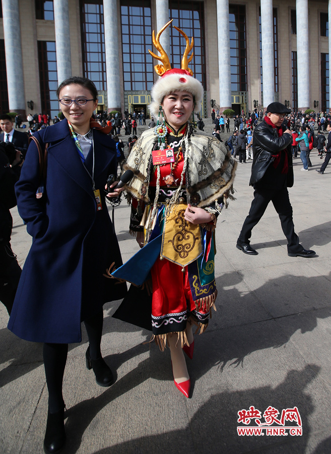 這位黑龍江代表團(tuán)的人大代表，頭上高高的頭飾相當(dāng)搶眼