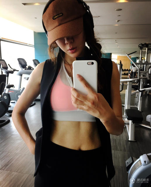 周韋彤曬出性感健身照。