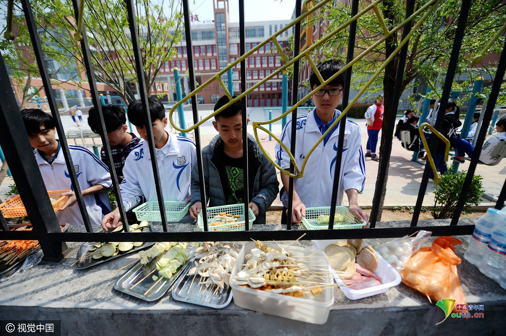 藝校實行封閉管理 學生“跨欄”買飯