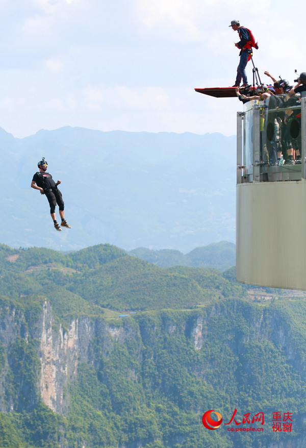 28日，2016世界低空跳傘大賽在重慶云陽龍缸景區(qū)正式開賽。圖為選手角逐中。劉政寧 攝