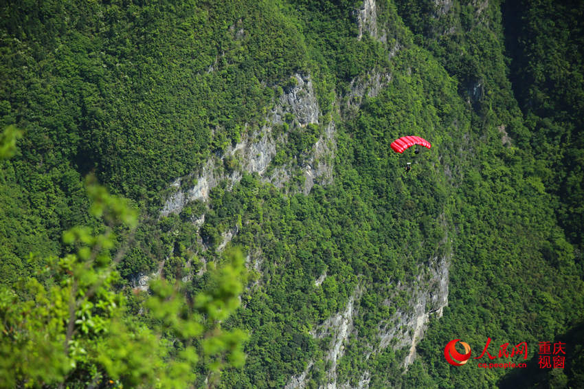 28日，2016世界低空跳傘大賽在重慶云陽龍缸景區(qū)正式開賽。圖為選手角逐中。劉政寧 攝