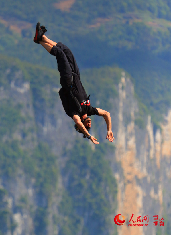 28日，2016世界低空跳傘大賽在重慶云陽龍缸景區(qū)正式開賽。圖為選手角逐中。劉政寧 攝