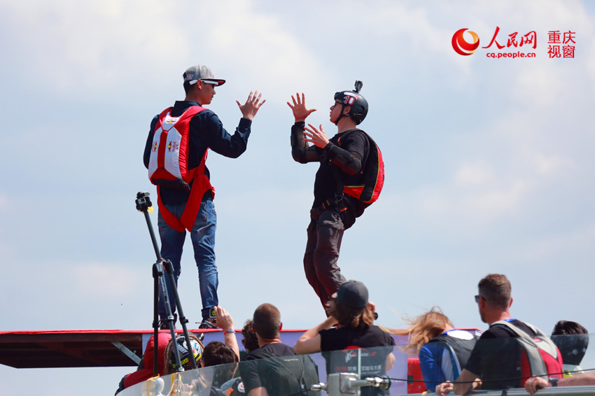 28日，2016世界低空跳傘大賽在重慶云陽龍缸景區(qū)正式開賽。圖為選手角逐中。劉政寧 攝