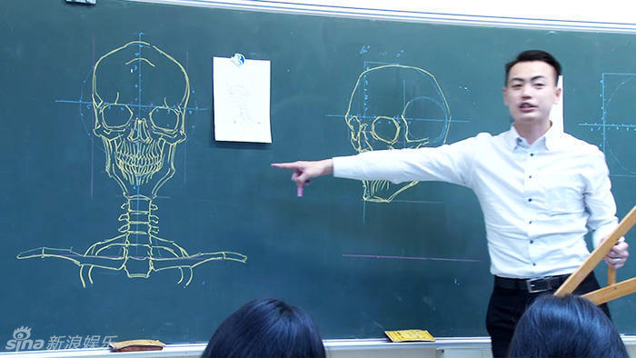 組圖:臺灣男教師板書逆天 人體骨骼圖堪稱完美 組圖:臺灣男教師板書逆天 人體骨骼圖堪稱完美