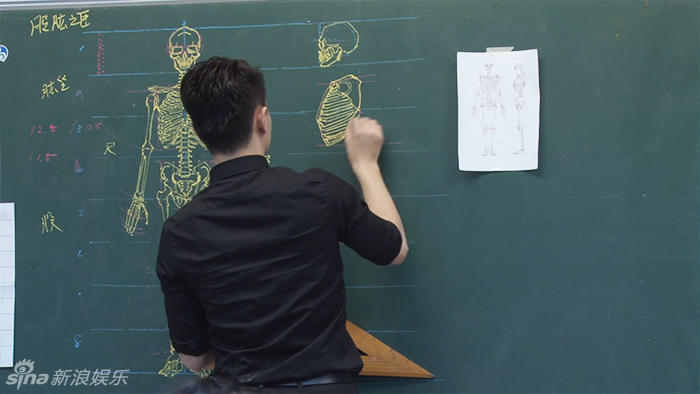 組圖:臺灣男教師板書逆天 人體骨骼圖堪稱完美 組圖:臺灣男教師板書逆天 人體骨骼圖堪稱完美