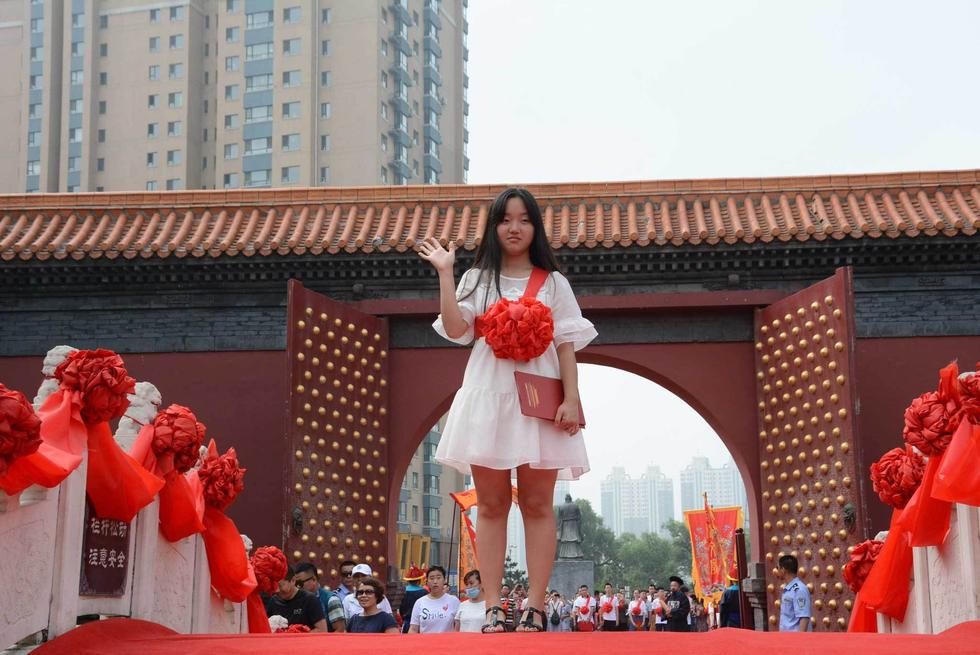 吉林高考狀元走紅毯過狀元橋拜孔子領(lǐng)獎金