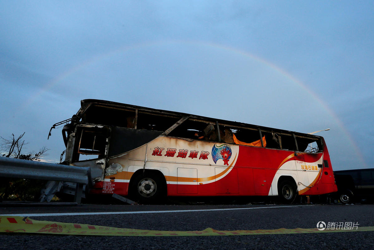 臺灣出事大巴附近升起一道彩虹 仿佛為遇難者祈福 臺灣出事大巴附近升起一道彩虹 仿佛為遇難者祈福