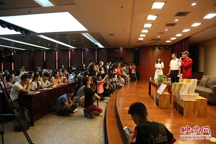 河南本土主流媒體基本全部到場，六小齡童接受記者提問。