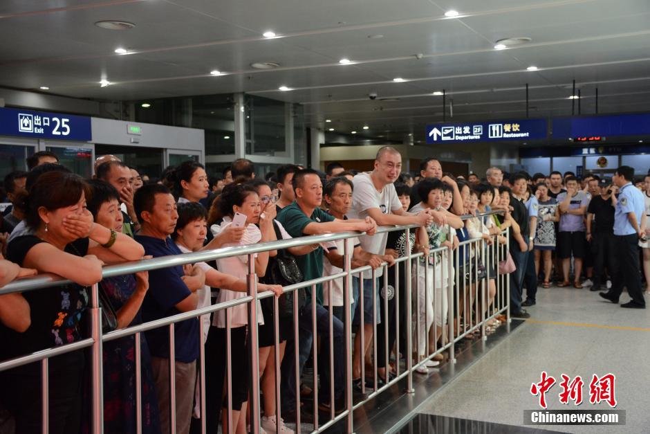 當(dāng)日18時(shí)許，前來接機(jī)的家屬陸續(xù)來到大連機(jī)場，等候著其他親屬帶著親人骨灰“回家”。