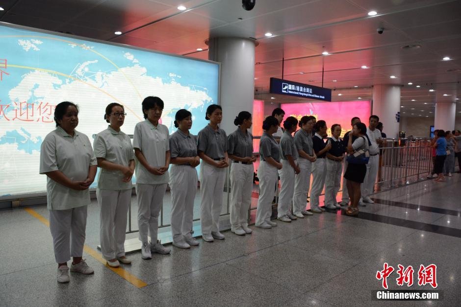 圖為臺灣慈濟(jì)慈善基金會(huì)大連聯(lián)絡(luò)處工作人員等候罹難者家屬。