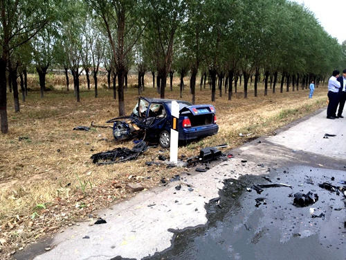 山東:奔馳撞夏利 傷的都不輕