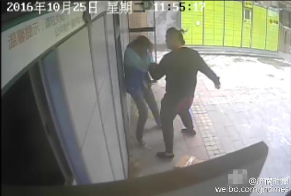 濟(jì)南18歲快遞小哥遭客戶暴打 疑因快遞柜打不開(kāi)