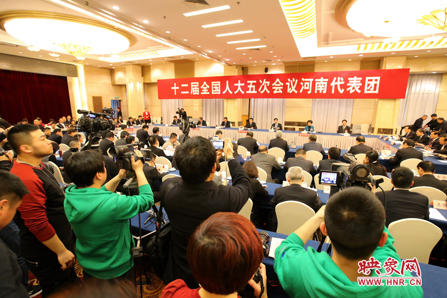 記者擠滿了媒體區(qū)，前來聽取河南“聲音”