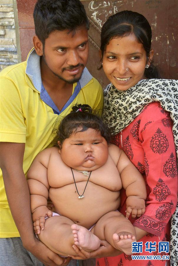 4月17日，在印度阿姆利則，女孩查哈特（中）和父母在家中。