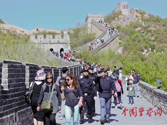 參加聯(lián)合巡邏的中意警察在長(zhǎng)城上巡邏。本網(wǎng)記者 陳路坤 攝