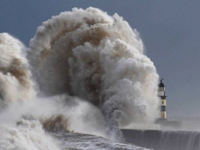 英國南部28日遭遇颶風(fēng)級(jí)風(fēng)暴