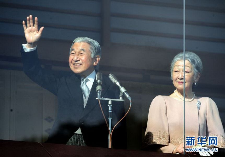 當(dāng)?shù)貢r(shí)間12月23日，在位于日本東京的皇宮，日本明仁天皇向民眾致意。