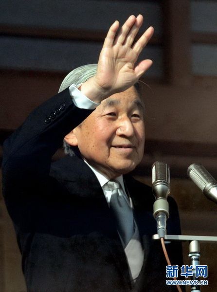 當(dāng)?shù)貢r(shí)間12月23日，在位于日本東京的皇宮，日本明仁天皇向民眾致意。