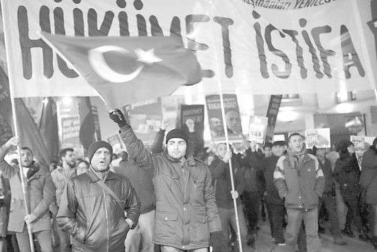 　土耳其民眾25日抗議政府貪腐行為。