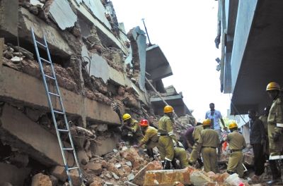 4日，印度卡納科納，救援人員正在搜尋被掩埋的幸存者和遇難者遺體。圖/東方IC