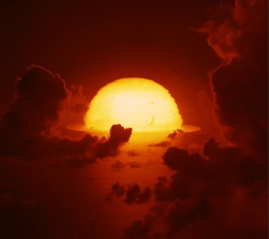 1961年，南太平洋上空，氫彈爆炸后的大火球開始擴散。