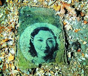 一名年輕女子的照片，很可能是當年士兵的家人。